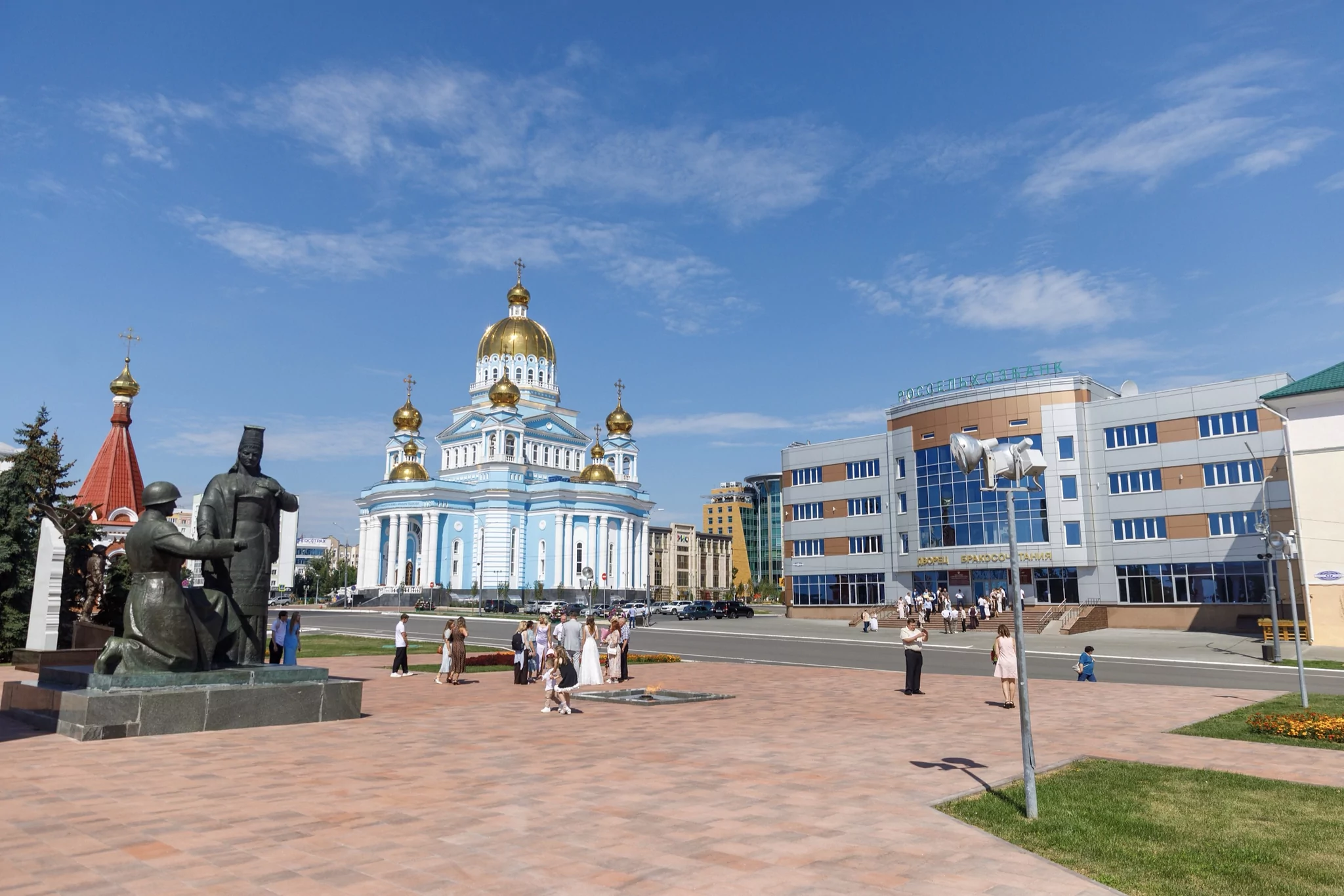 Свадьба Милены и Ивана на фоне собора и площади в Саранске.