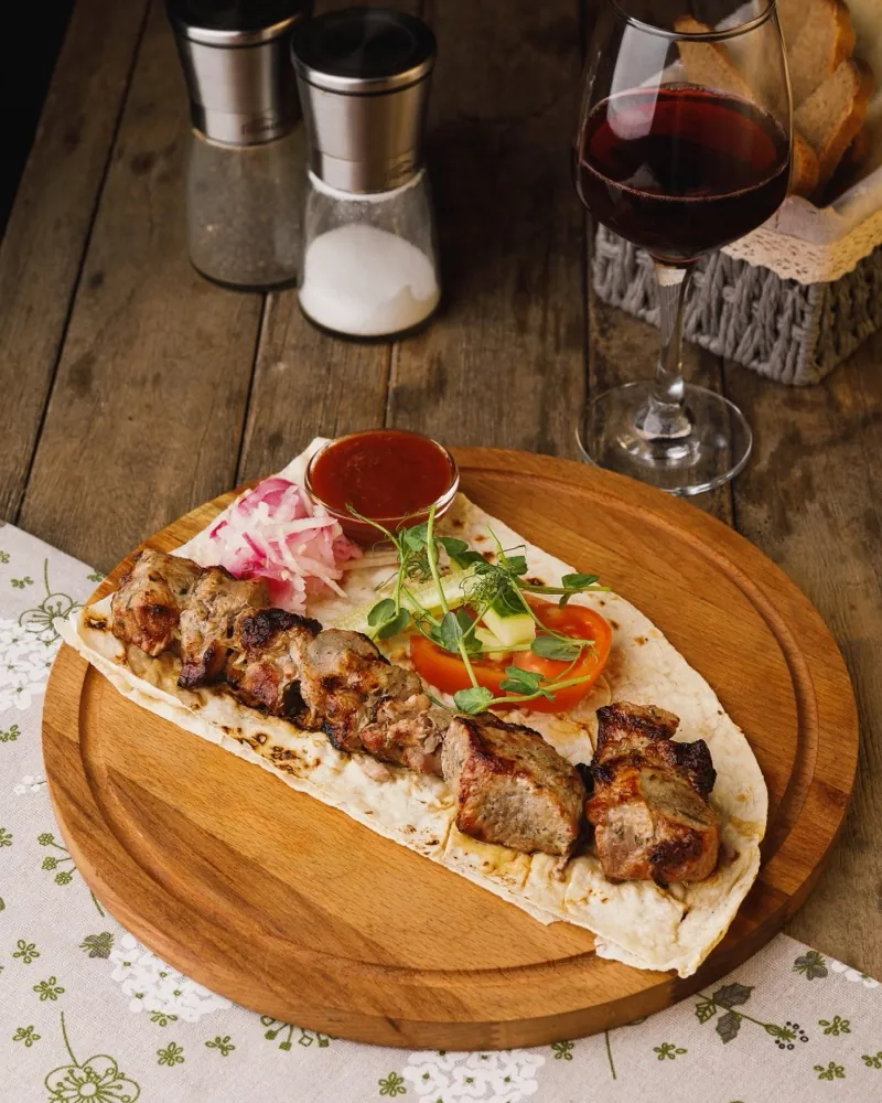 Шашлык на лаваше с овощами и соусом